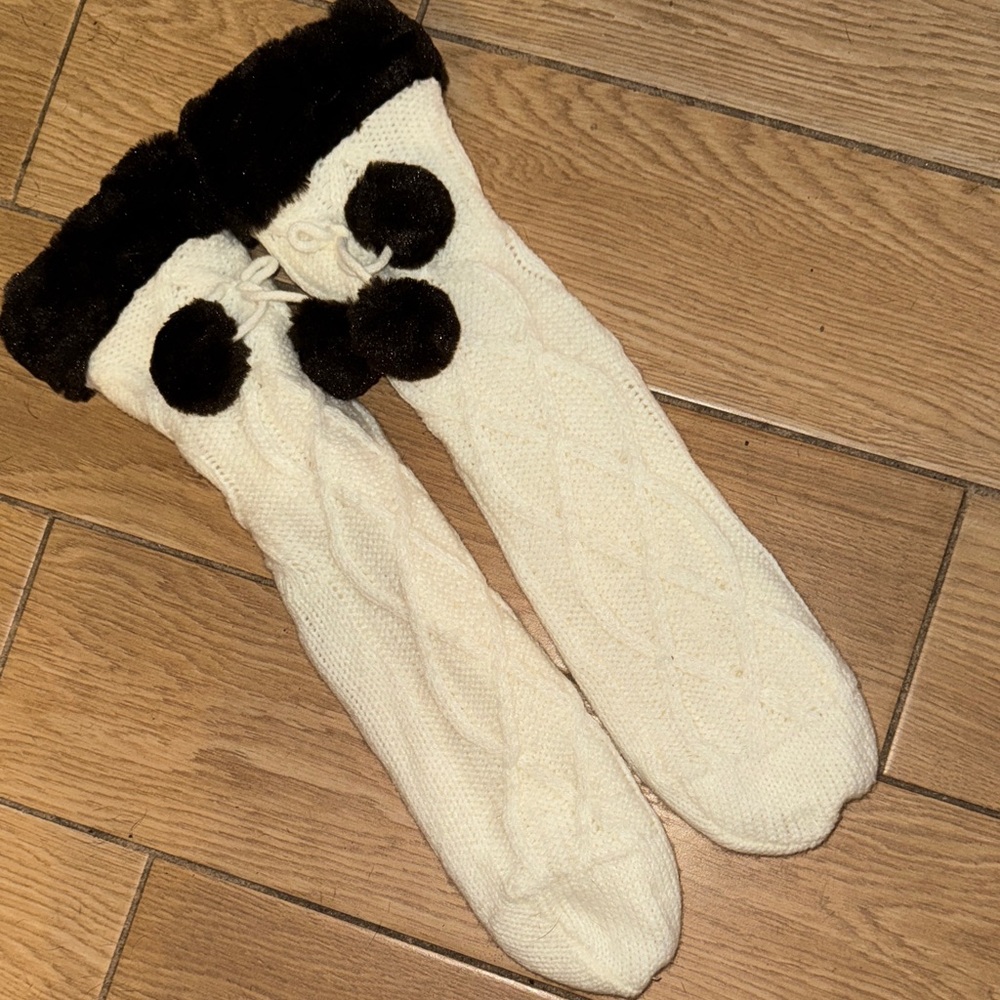 Frye Cozy Cable Knit Non-Slip Socks with Pom Poms in New Condition